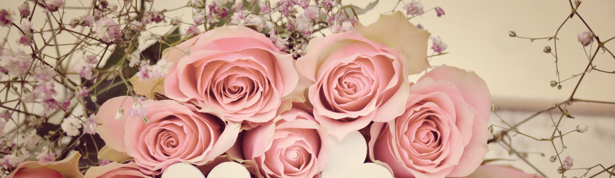 Trauerfloristik: Blumenbouquet aus Rosen für eine Trauerfeier