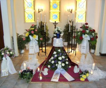 Blumenschmuck für eine Trauerfeier in einer Kirche