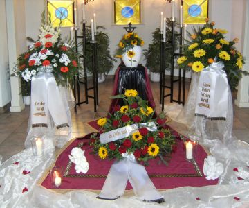 Trauerfloristik bei einer Beisetzung in der Kirche