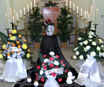 Trauerfloristik von Abendfriede Bestattungen für eine Trauerfeier