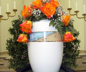 Blumenschmuck für eine Urnenbeisetzung durch das Bestattungsunternehmen Abendfriede