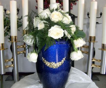 Urnenbeisetzung mit Trauerfloristik von Abendfriede Bestattungen